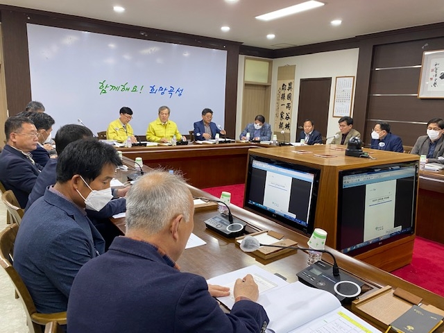 전남 곡성군은 지난 22일 유근기 군수 주재로 간부공무원들이 참석한 가운데 민선 7기 공약사항 및 업무점검 보고회를 열었다고 23일 밝혔다. /전남 곡성군=제공