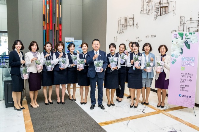 광주은행(은행장 송종욱)은 송종욱 은행장이 지난 22일 ‘코로나19’ 확산으로 어려움을 겪고 있는 화훼농가를 위해 ‘화훼농가 돕기 릴레이 캠페인’에 동참했다고 밝혔다. /광주은행=제공
