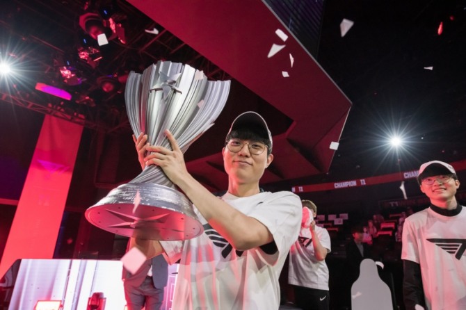 파이널 MVP 로 선정된 커즈 문우찬. 사진=라이엇 게임즈