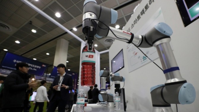지난해 12월 서울 강남구 코엑스에서 열린 '대한민국 4차 산업혁명 페스티벌 2020'에서 5G 기술이 적용된 스마트팩토리가 시연되고 있다. 사진=뉴시스