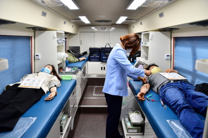 장성군이 지난 28일 코로나19 확산으로 인한 혈액 수급난 해소를 위해 ‘사랑의 헌혈행사’를 펼쳤다고 밝혔다. / 전남 장성군=제공