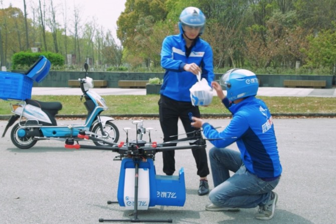 중국 배달 드론. 이 드론은 시속 65km의 속도로 무게 6kg의 식료품을 최대 20km 떨어진 곳까지 배달할 수 있다고 한다. 사진=SCMP