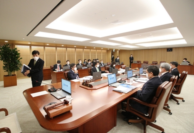이주열 한국은행 총재가 지난 9일 서울 중구 한국은행에서 열린 금융통화위원회에 참석하고 있다. 사진=한국은행