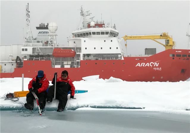 아라온 호 연구원들이 북극지방에서 연구를 수행하고 있다. 사진=뉴시스