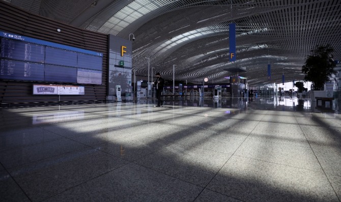 황금연휴를 하루 앞둔 29일 오전 인천국제공항 제2여객터미널 출국장이 한산한 모습을 보이고 있다. 사진=뉴시스