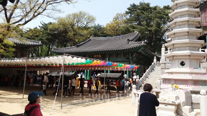 30일 부처님오신날 서울 금천구 삼성산 호압사 경내 모습. 불자들이 마스크를 쓴 채 예불을 드리기 위해 일정 간격을 두고 줄을 서고 있다. 사진=김철훈 기자 