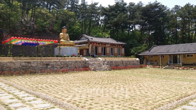 30일 부처님오신날 서울 관악구 삼성산 보덕사 경내가 한산한 모습을 보이고 있다. 사진=김철훈 기자   