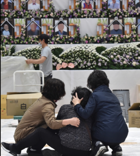 소방당국이 1일 '이천 물류창고 화재' 현장 2차 합동 감식을 벌였다. 사진=뉴시스