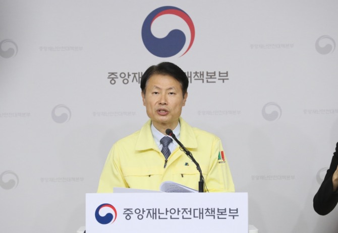 김강립 중앙재난안전대책본부 1총괄조정관이 신종 코로나바이러스 감염증(코로나19) 관련 정례브리핑을 하고 있다.사진=뉴시스