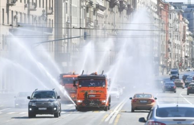 코로나19가 급속히 확산되고 있는 러시아 모스크바의 한 도로에서 트럭이 방역을 위해 살균제를 뿌리고 있다.