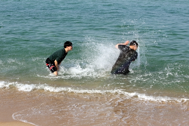강원도 삼척의 낮 최고기온이 1일 33도까지 올라가자 젊은이들이 강릉시 경포해변에서 물놀이를 하고 있다. 사진=뉴시스