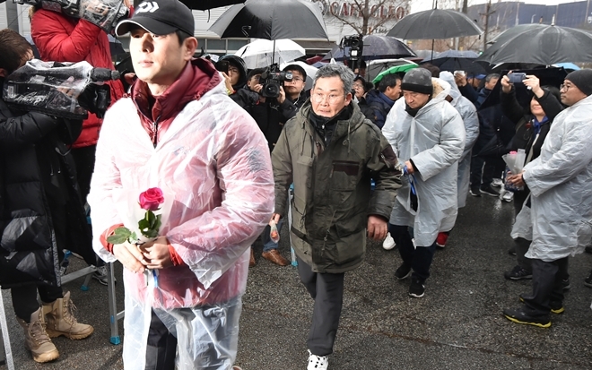 쌍용자동차 해고 노동자들이 1월 7일 오전 경기 평택시 칠괴동 쌍용차 정문 앞에서 '쌍용차 해고노동자 11년만의 출근 기자회견'을 마치고 회사로 향하고 있다. 사진=뉴시스