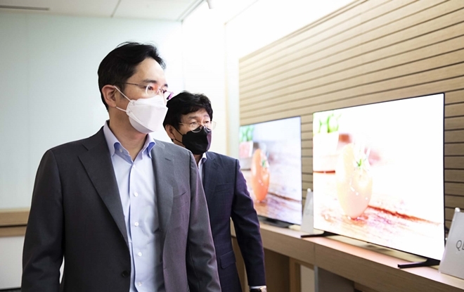 이재용 삼성전자 부회장(왼쪽)이 3월 19일 충남 삼성디스플레이 아산사업장을 방문해 제품을 살펴보고 있다. 사진=삼성전자 제공