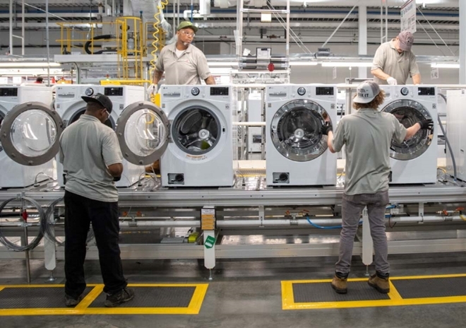  미국 테네시주(州) 클락스빌에 있는 LG전자 생산공장에서 직원들이 세탁기를 생산하고 있다. 사진=뉴시스