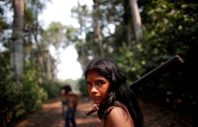 브라질의 저명한 사진작가 세바스티앙 살가도가 코로나19로 아마존 원주민이 절멸될 위기에 처하고 있다고 경고하고 나섰다.