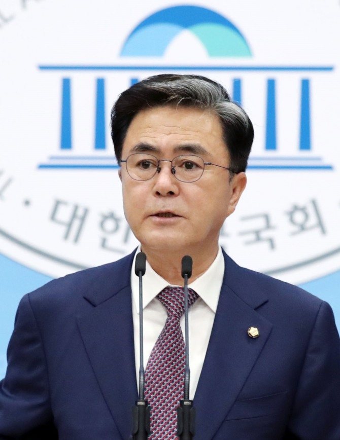 지난 3일 김태흠 미래통합당 의원이 서울 여의도 국회 소통관에서 원내대표 출마선언 기자회견을 하고 있다. 사진=뉴시스