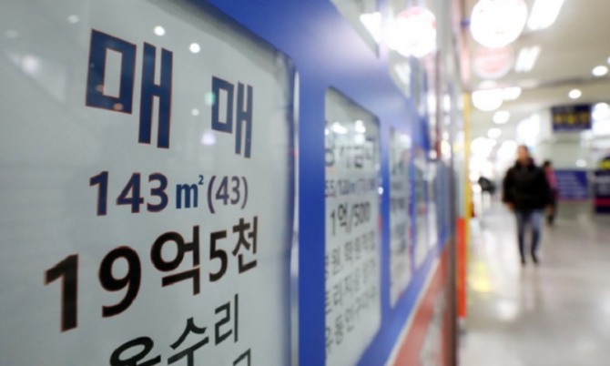 서울 송파구 한 상가의 부동산중개업소에 게시돼 있는 아파트 매매 가격 공지문. 사진=뉴시스