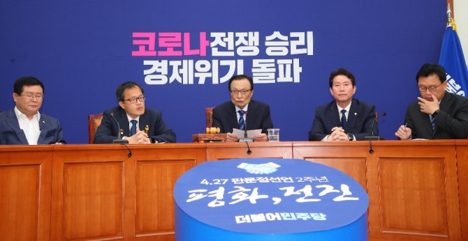 이해찬(가운데) 더불어민주당 대표가 6일 서울 여의도 국회에서 열린 최고위원회의에서 현안 관련 발언을 하고 있다. 뉴시스