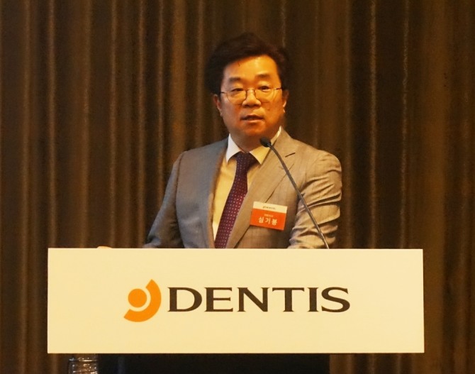 심기봉 덴티스 대표가 6일 서울 여의도 한 호텔에서 열린 IR 행사에서 기업소개를 하고 있다. 사진=덴티스