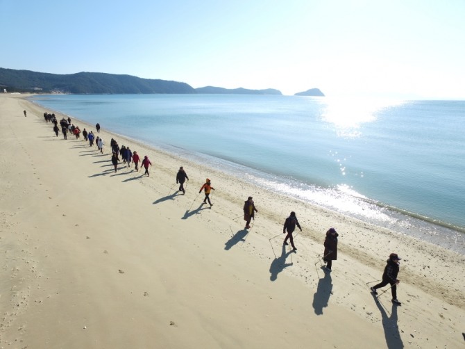 전남 완도군은 신지명사십리 해수욕장 해변길에 전국 처음으로 맞춤형 노르딕워킹 코스를 개발한다고 밝혔다. 사진=완도군 제공)