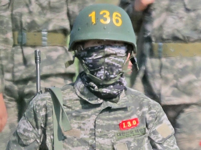  3주 간의 기초군사훈련을 받는 월드스타 손흥민이 6일 오후 제주 서귀포시 대정읍 해병대 제9여단 사격장에서 사격훈련을 마친 뒤 91대대 훈련소로 복귀하고 있다.139번 훈련병 손흥민은 이날 136번 방탄모를 착용했다.  사진=연합뉴스