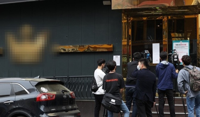 7일 오후 신종코로나 바이러스 감염증(코로나19) 확진자가 다녀간 서울 이태원의 한 클럽 앞에서 기자들이 취재를 하고 있다. (사진=연합)