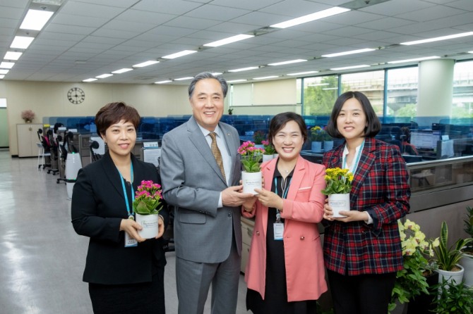 박차훈 새마을금고중앙회 회장(사진 왼쪽 두번째)은 지난 7일 새마을금고 콜센터를 찾아 210여 명의 직원에게 꽃 화분을 증정했다.(새마을금고중앙회 제공)