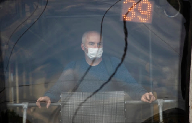 현지시간 7일 러시아 모스크바에서 신종 코로나바이러스 감염증(코로나19) 예방을 위해 마스크를 쓴 한 남성이 트램을 타고 있다. 