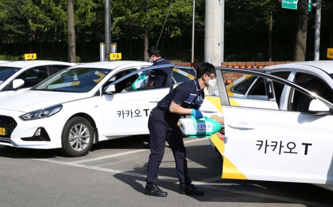 카카오모빌리티(대표 류긍선)은 8일 세스코(대표이사 전찬혁)와 함께 '카카오 T 블루' 택시에 대한 전문 살균 서비스를 진행한다. 사진은 세스코 살균 직원이 카카오 T 블루 택시의 살균을 하고 있다.(사진 = 카카오모빌리티 제공)