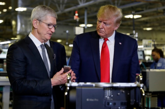 지난해 도널드 트럼프 미국 대통령이 20일(현지시간) 미 텍사스주 오스틴의 애플 공장을 방문해 팀 쿡 애플 최고경영자(CEO)와 함께 생산 라인을 둘러보고 있다. 뉴시스