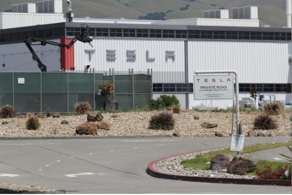 캘리포니아주는 테슬라의 프리몬트 공장 재가동 방침에 제동을 걸었다. 사진=로이터