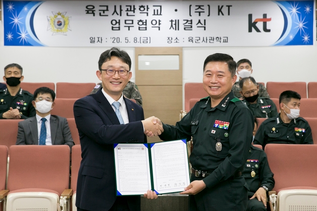 KT는 서울 노원구에 위치한 육군사관학교 본관에서 4차산업혁명 핵심기술을 활용한 첨단 스마트캠퍼스 구축과 군 정보화를 위한 업무협약을 체결했다. KT 기업부문 박윤영 사장(왼쪽)과 육군사관학교 정진경 교장이 MOU 체결 후 기념사진을 촬영하고 있다. 사진=KT 