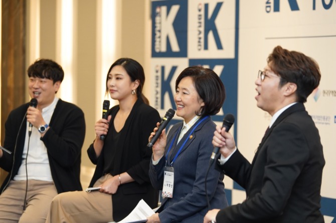 박영선(오른쪽 두번째) 중소벤처기업부 장관이 브랜드-K 최종 품평회에 참여해 행사 참가자와 질의응답 시간을 갖고 있다. 사진=중소벤처기업부