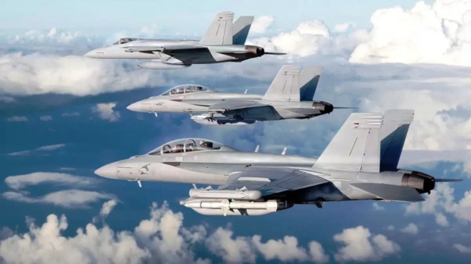 뒤에서부터 앞으로 F/A-18E 수퍼호넷, F/A-1 수퍼호넷,  EA-18G 그라울러 전자전기. 사진=보잉