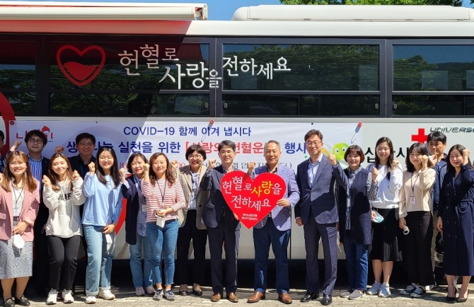 8일 박태선 부행장(오른쪽 일곱 번째)과 직원들이 헌혈 후 기념사진을 촬영하고 있다. 사진=NH농협은행