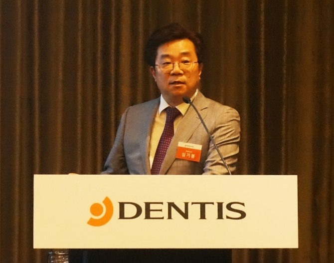 심기봉 덴티스 대표가 지난 6일 서울 여의도 한 호텔에서 열린 IR 행사에서 기업소개를 하고 있다. 사진=덴티스