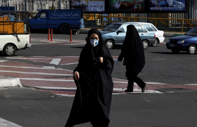 최근 코로나19 감염자가 급증하고 있는 사우디아라비아의 한 여성이 마스크를 쓰고 거리를 걷고 있다.