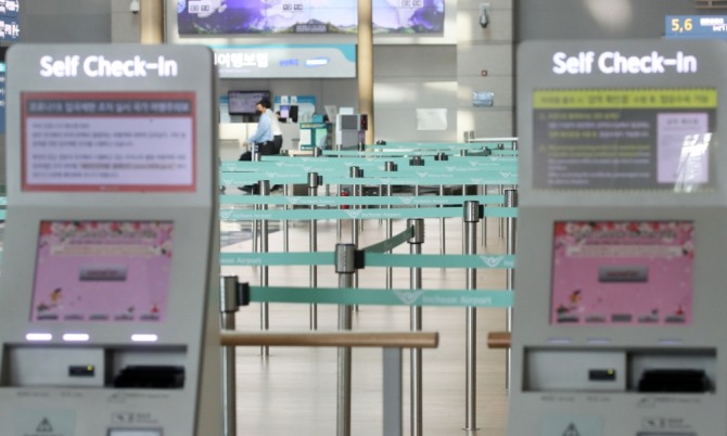 인천국제공항 제1여객터미널이 신종 코로나바이러스 감염증(코로나19)대유행으로 여행객이 급격하게 줄어 한산한 모습을 보이고 있다.  사진=뉴시스