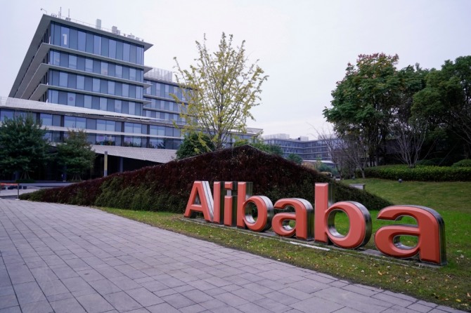 중국의 대표 전자상거래업체인 알리바바가 온라인 부동산 플랫폼을 출시하기 위해 최근 중국 부동산 기업 E-하우스 홀딩스 유한회사에 1억 700만 달러(약 1278억 원)를 투자하기로 결정했다. 참고사진=로이터