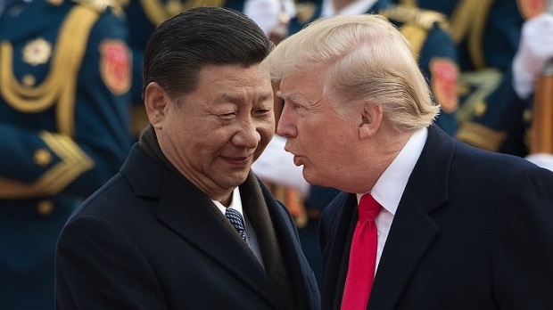 미국 도널드 트럼프 대통령(오른쪽)이 지난 2017년 중국 국빈방문시 베이징 인민대회장에서 시진핑 중국 국가주석으로부터 환영인사를 받고 있다. 사진=로이터  