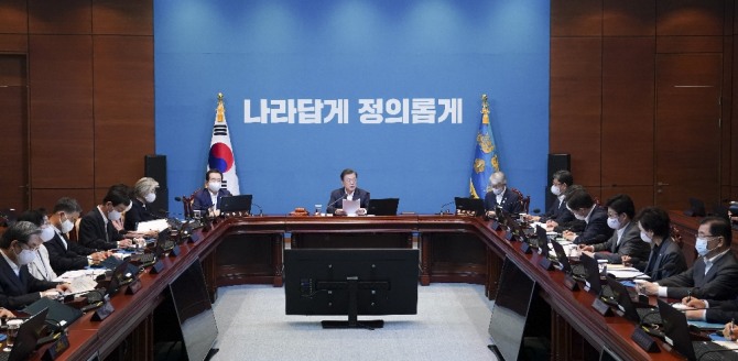 문재인 대통령이 12일 청와대 여민관에서 국무회의를 주재하고 있다.  뉴시스