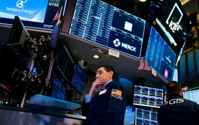 미국 뉴욕증권거래소(NYSE)에 주가 폭락에 한 거래인이 입을 가리고 서있다. 사진=뉴시스