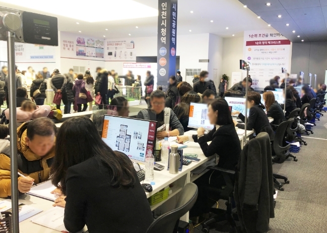 올해 1월 분양한 인천 미추홀구 '힐스테이트 푸르지오 주안' 아파트의 견본주택에서 방문객들이 청약상담을 받고 있다. 사진=현대건설