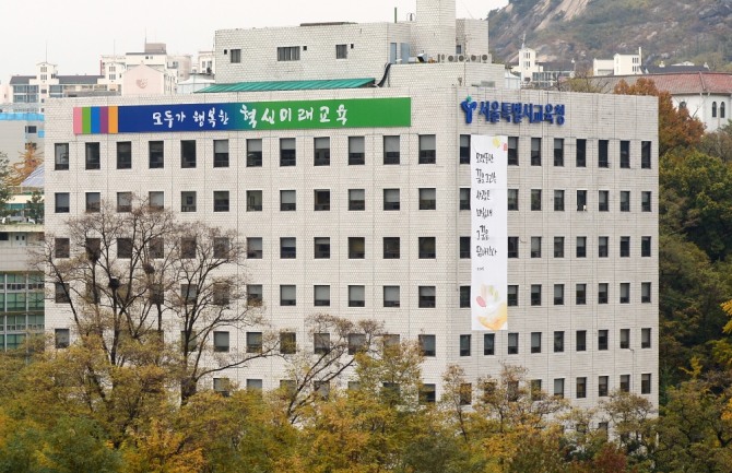 서울시교육청은 이태원 클럽발 신종 코로나바이러스 감염증(코로나19)이 확산세를 보이자 긴급회의를 열고 학교와 재수학원까지 조치를 검토하고 있다.사진=뉴시스