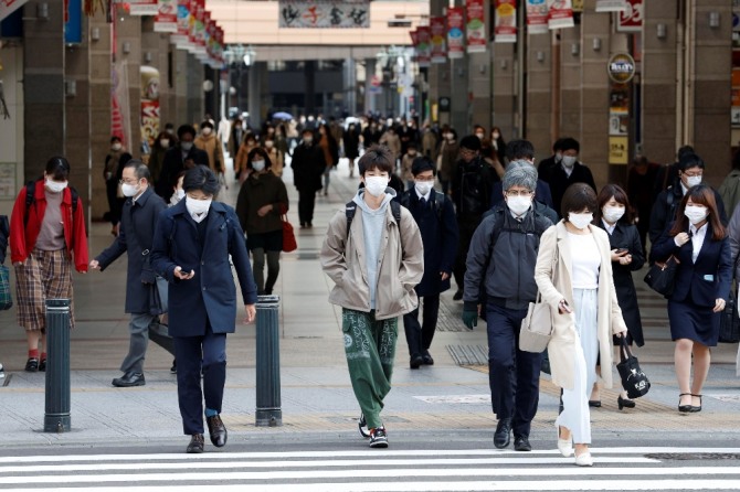 일본 도쿄에서 마스크를 쓴 시민들이 출근길에 나서고 있다. AP/뉴시스