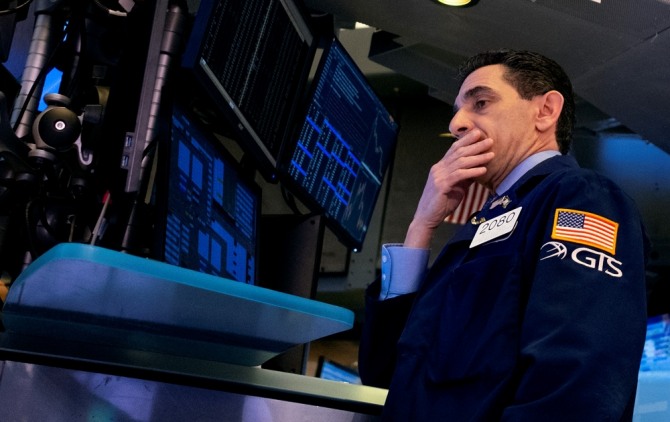 미국 뉴욕증권거래소(NYSE)에 주가 폭락에 한 거래인이 입을 가리고 서있다. 사진=뉴시스