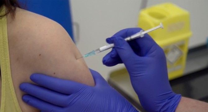 지난 4월 23일(현지시간) 영국 옥스퍼드의 옥스퍼드 대학교에서 한 임상시험 자원자가 신종 코로나바이러스 감염증(코로나19) 시험용 백신을 맞고 있다. 옥스퍼드대학 연구진은 이날 코로나19 백신 임상시험 자원자 800여 명 중 2명에게 처음으로 투약했다. 사진=뉴시스