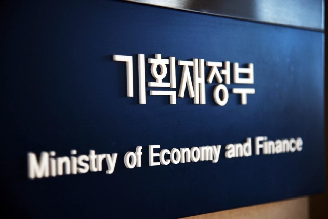 기획재정부는 15일 그린북 5월호에서 경제에 대한 우려 수위를 높였다.