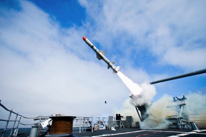 미국 해군의 타이콘데로가급 순양함 '프린스턴'함이 대함 미사일 하푼 블록2를 발사하고 있다. 사진=네이비레크거니션닷컴