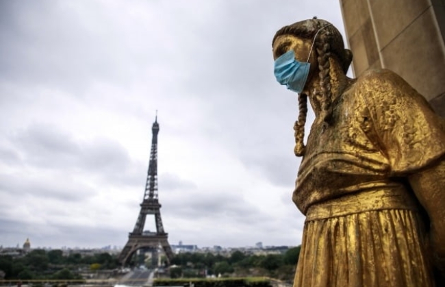 프랑스 수도 파리의 에펠탑 맞은편 트로카데로 광장 동상에 마스크가 씌워진 모습.
